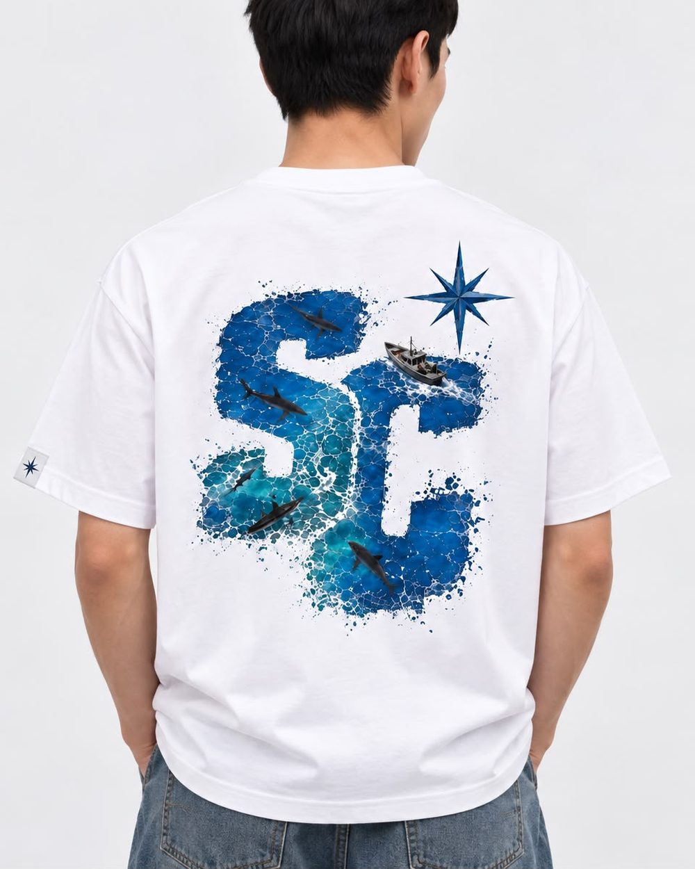 Sea Coast Tee Bianca, indossata di spalle